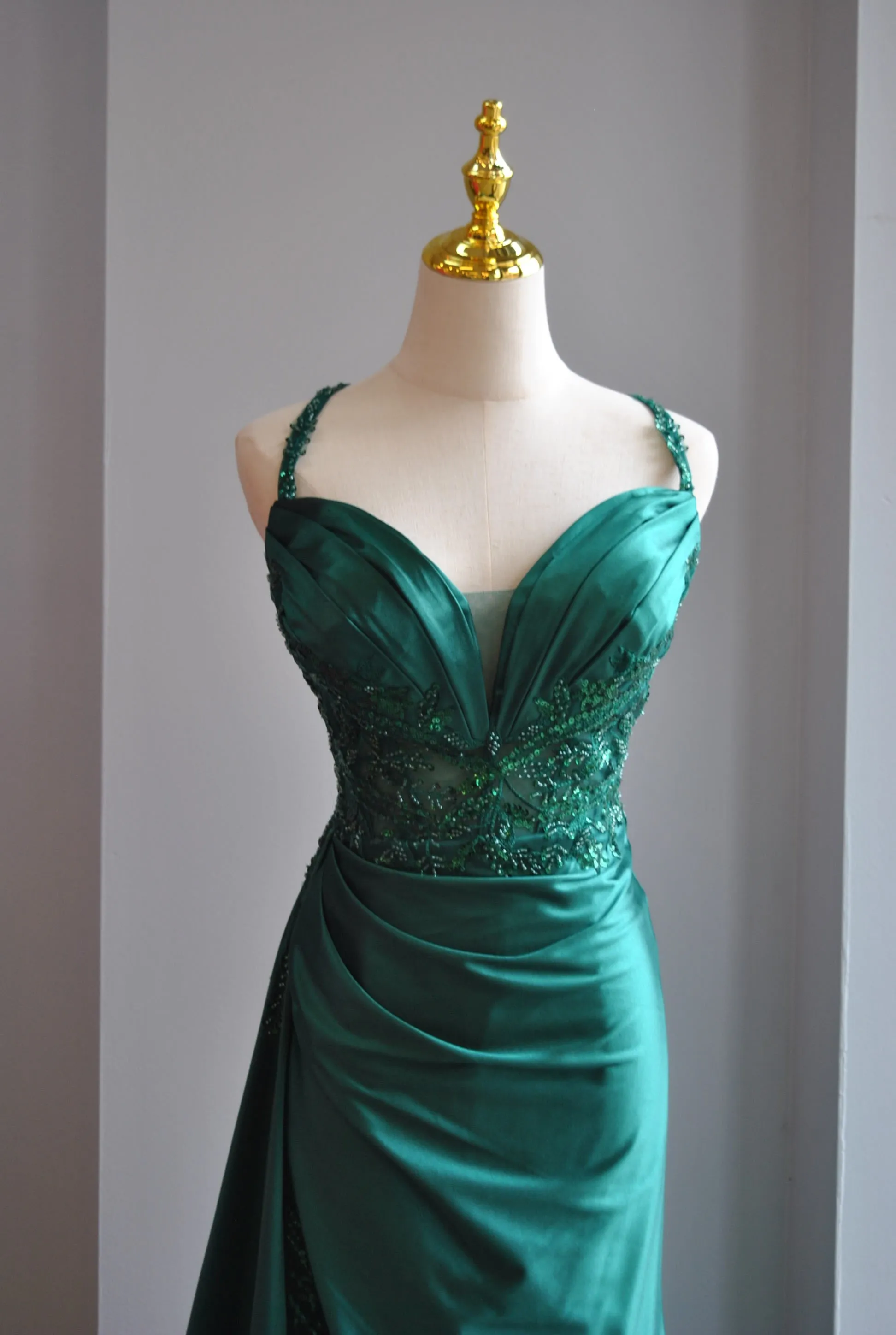 EMERALD GREEN LONG EVENING GOWN